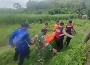 Kapolsek Bakung Pimpin Pencarian Korban Truk Terjun ke Sungai.