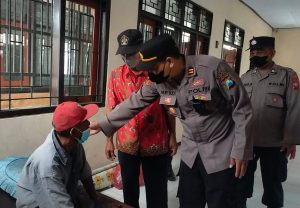 Kapolsek Nglegok Antar Orang Terlantar ke Dinsos Kabupaten Blitar.