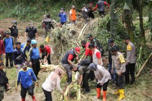 Dandim 0806/Trenggalek Bersama Forkopimda Dampingi Kunjungan Kerja Menteri Sosial Tinjau Lokasi Bencana Banjir.