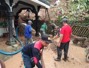 Babinsa Koramil Watulimo Bantu Singkirkan Material Longsor Yang Menimpa Rumah Warga Desa Slawe.