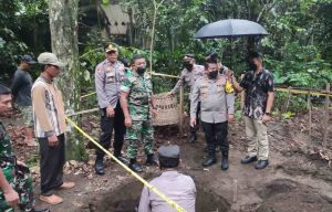 Polres Blitar Kota Amankan TKP Penemuan 26 Granat di Desa Dayu Nglegok.