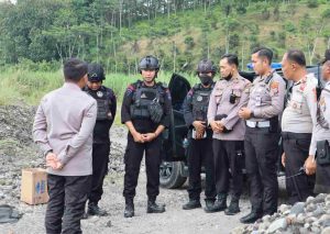 Polres Blitar Kota Bersama Tim Jihandak Lakukan Disposal Puluhan Granat di Kali Bladak Nglegok 