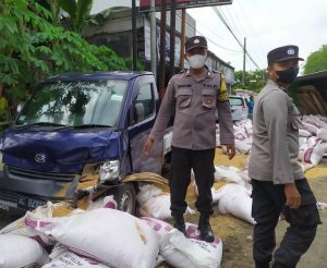 Anggota Polsek Ponggok Datangi TKP Truck Terguling di Kawedusan Ponggok.