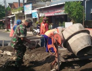Anggota Babinsa Pos Selopuro Mengikuti Kerja Bakti Pembangunan Saluran Air di Desa Jatitengah.