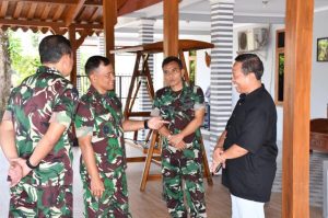 Kunjungi Rumah Masa Kecil Panglima TNI Yudo Margono, Danrem 081/DSJ Kagumi Keasliannya.