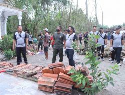 TNI-POLRI dan Masyarakat Kerja Bakti Bersama di Lokasi Ledakan di Ponggok Blitar.