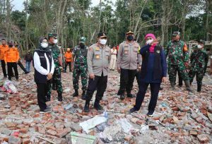 Kapolda Jatim Bersama Gubernur Jatim dan Pangdam V Brawijaya Tinjau Lokasi Ledakan Petasan di Blitar.