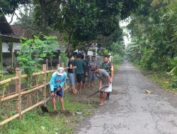 Anggota Babinsa Pos Selopuro Koramil 0808/12 Wlingi  Bersama Warga Gotong Royong Bersihkan Lingkungan.