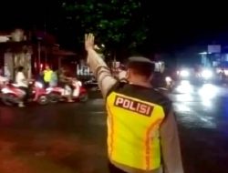 Antisipasi Balap Liar Dan Laka Lantas, Anggota Polsek Udanawu Gelar Patroli Blue Light.