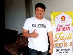 Jelang Buka Puasa Wakil Ketua Gerindra Kabupaten Blitar Bagikan Takjil Gratis ke Pengguna Jalan.