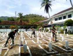 Koramil 0806/01 Trenggalek Laksanakan Karya Bakti Pembersihan TMP.