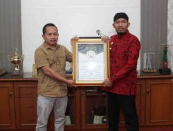 Bupati Achmad Fauzi Terima Anugerah Tokoh Nasional Peduli UMKM dari PWRI.
