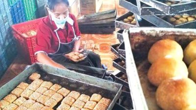 Industri Kue Pia Desa Picisan Mampu Meningkatkan Ekonomi Warga.