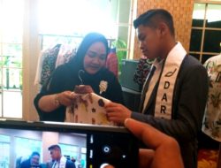 Diah Gardenia Designer Batik Memamerkan Brand Ambassador Daraon Hasil karya Indonesia.