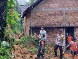 Babinsa dan Bhabinkamtibmas Berjuang Bersama Atasi Bencana Longsor di Desa Masaran.