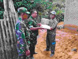 Anggota Koramil 0806/12 Munjungan Salurkan Bantuan Sembako kepada Warga Terdampak Tanah Longsor