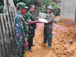 Anggota Koramil 0806/12 Munjungan Salurkan Bantuan Sembako kepada Warga Terdampak Tanah Longsor.