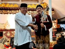Walikota Blitar Drs. H. Santoso, Hadiri Kenduri Brokohan Pancasila di Istana Gebang.