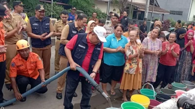 Wali Kota Blitar Santoso, Salurkan Bantuan Air Bersih untuk Warga Terdampak Kekeringan.