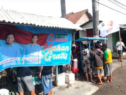 Solidaritas dan Kemeriahan: Puluhan Warga di Ngunut Nikmati Bakso Gratis Bersama Relawan Prabowo-Gibran.