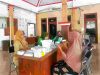 Puluhan Lansia Desa Gandekan Padati Aula Kantor Desa untuk Cek dan Pengobatan Gratis