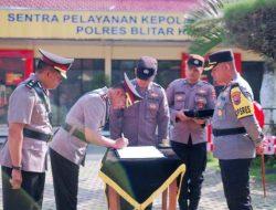 Tingkatkan Dinamika Organisasi Kapolres Memimpin Upacara Serah Terima 8 Jabatan di Polres Blitar Kota