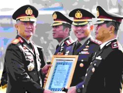 Kapolda Jatim Beri Penghargaan Kepada Kapolres Tulungagung dan Enam Anggota Satlantas