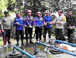 Polsek Wonotirto Evaluasi Ular Piton Besar Dalam Tandon Air Bersih