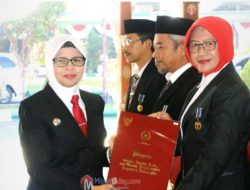 Bupati Blitar Rini Syarifah, Serahkan Penghargaan Satyalancana Karya Satya Kepada ASN Berprestasi