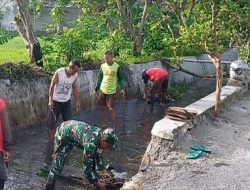 Babinsa dan Warga Sananwetan Bersihkan Aliran Sungai untuk Mencegah Banjir