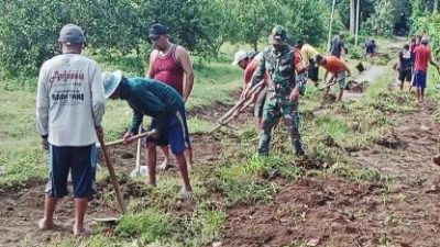 Babinsa Kebunduren Bersama Warga Kerja Bakti Bersihkan Jalan Desa